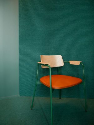 ceci est le texte alternatif de la chaise 306