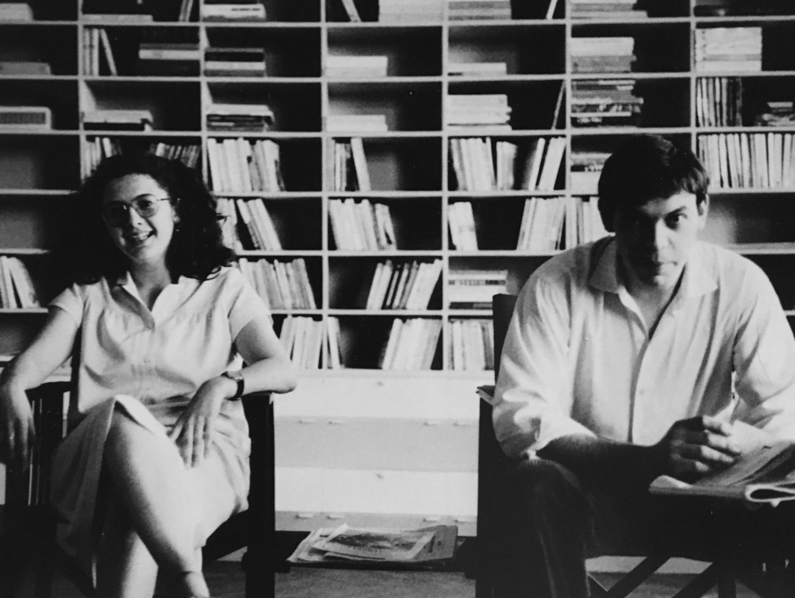 Meuble de graineterie des années 1950, reconverti en bibliothèque. Meuble de métier.